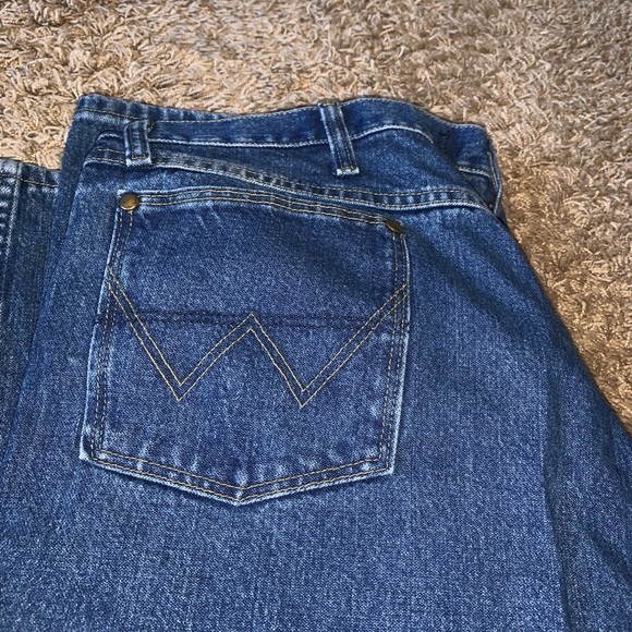 Lightly used George Strait wrangler jeans 42 30 - Picture 3 of 4